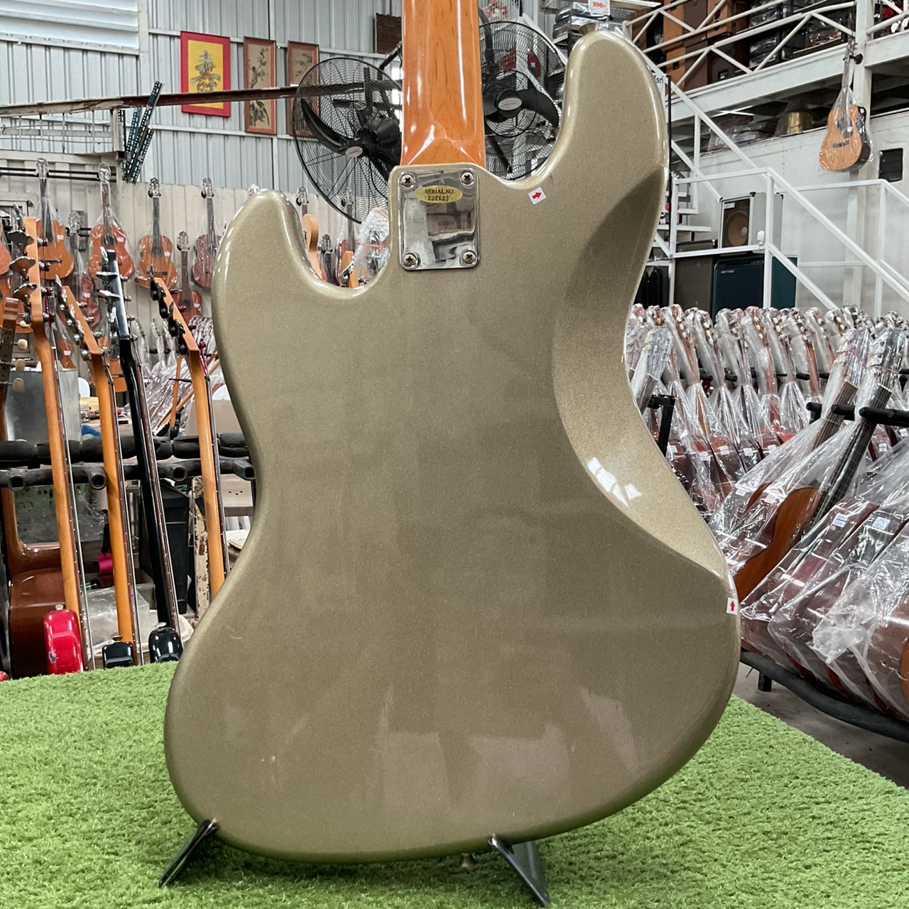 กีต้าร์เบส Legend