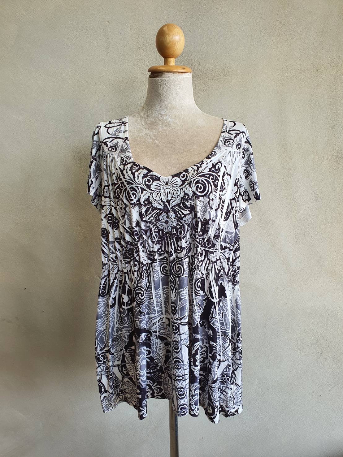 FF04964 เสื้อผ้ามือสอง สีขาวลายดำเทา แบรนด์ APT.9 อก 40-45นิ้ว