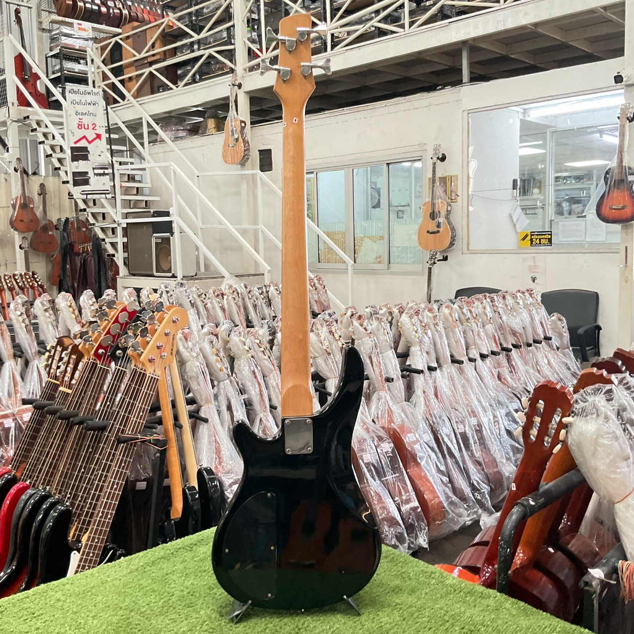 กีต้าร์เบส BUSKER'S