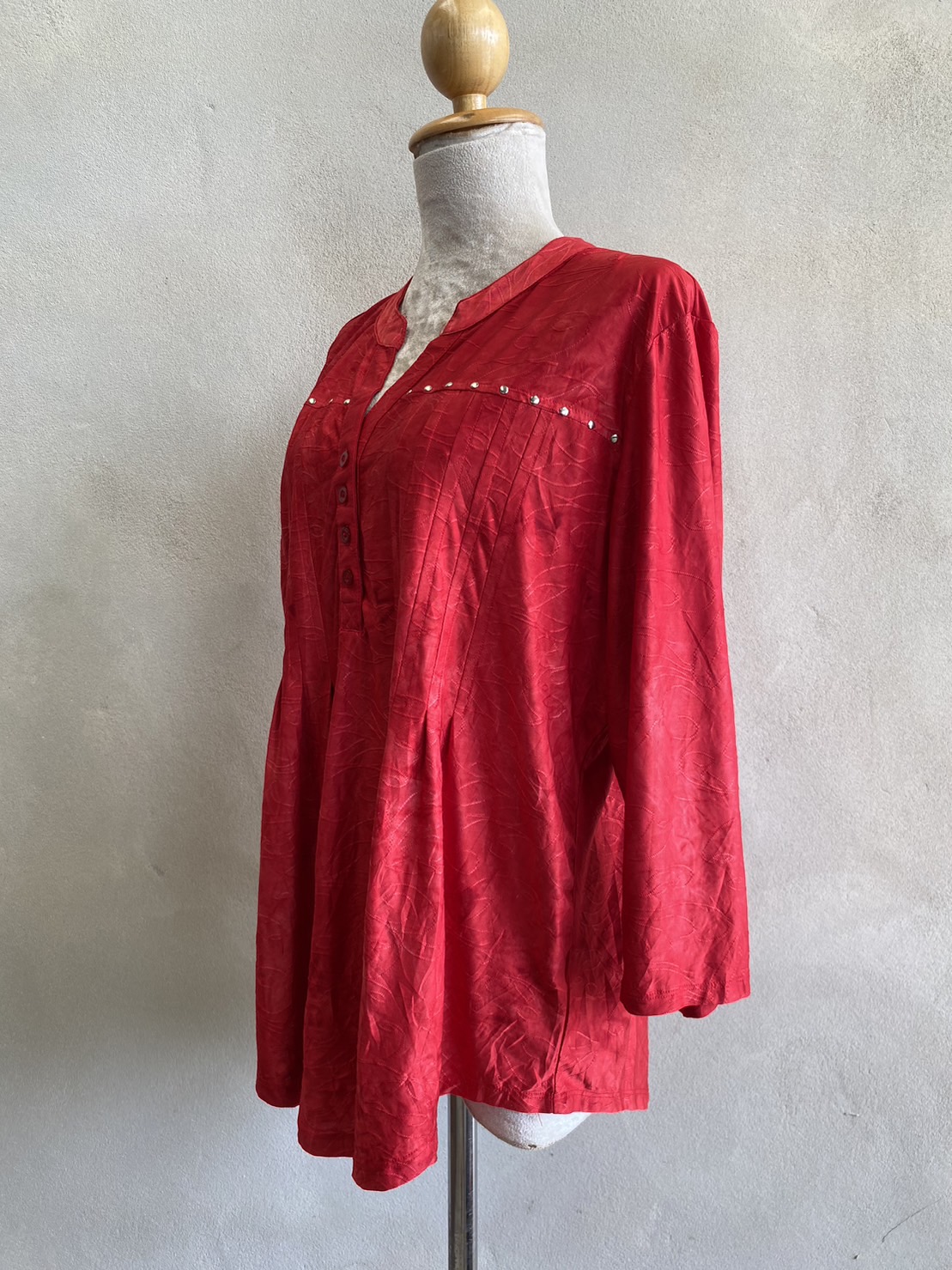 FF04560 เสื้อผ้ามือสอง สีแดง แบรนด์ SHANNON FORD NEW YORK อก 46-50นิ้ว