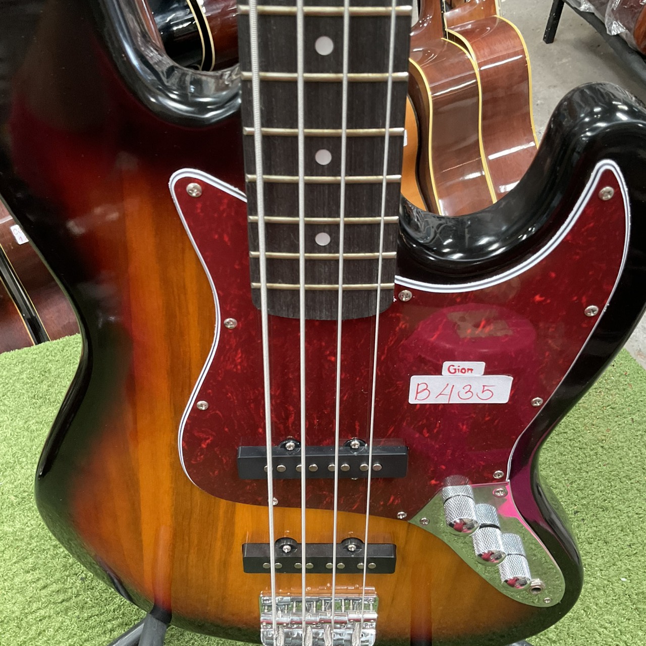 กีต้าร์เบส Gion