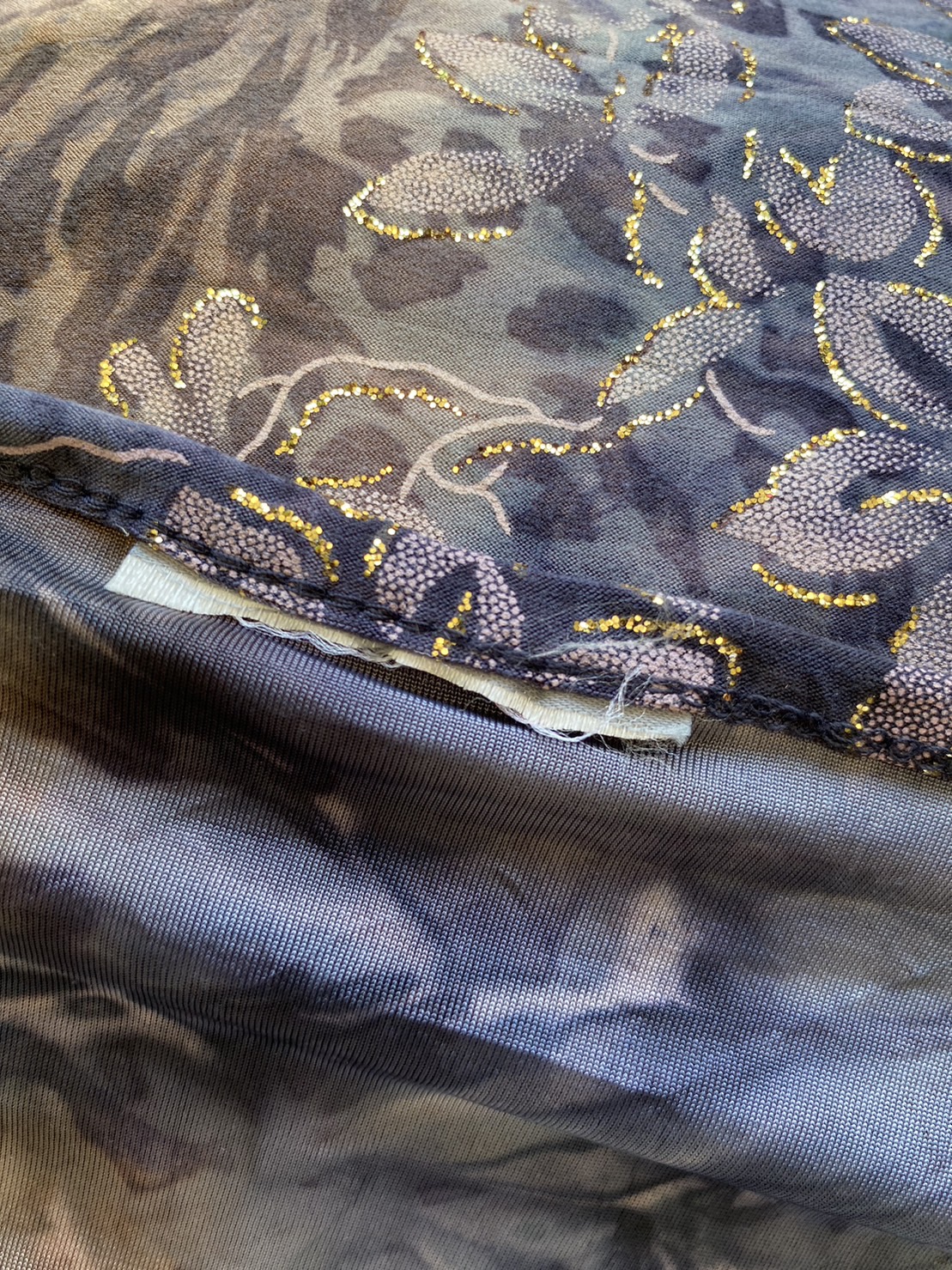 ขายแล้วจ้า FF04888 เสื้อผ้ามือสอง ลวดลายสวย สีน้ำตาลเทาดำ อก 56-62 นิ้ว