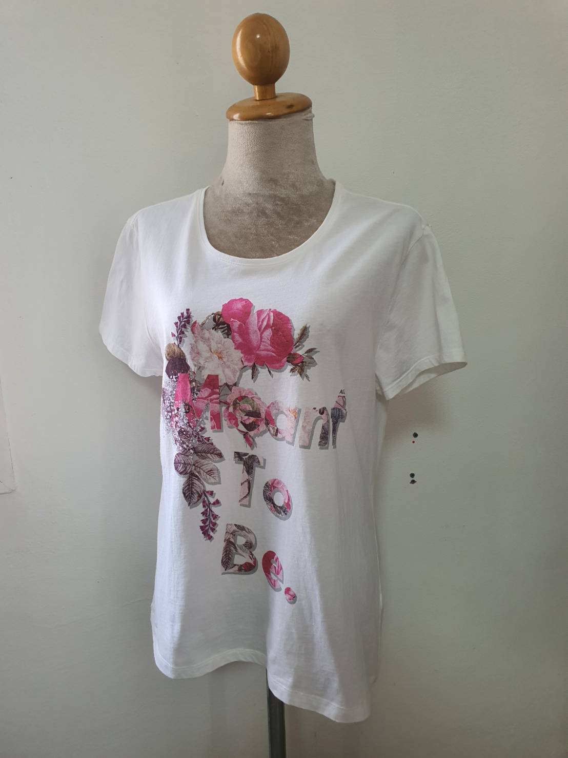FF06297 เสื้อผ้ามือสอง สีขาว แบรนด์ AIIZ อก 36 นิ้ว