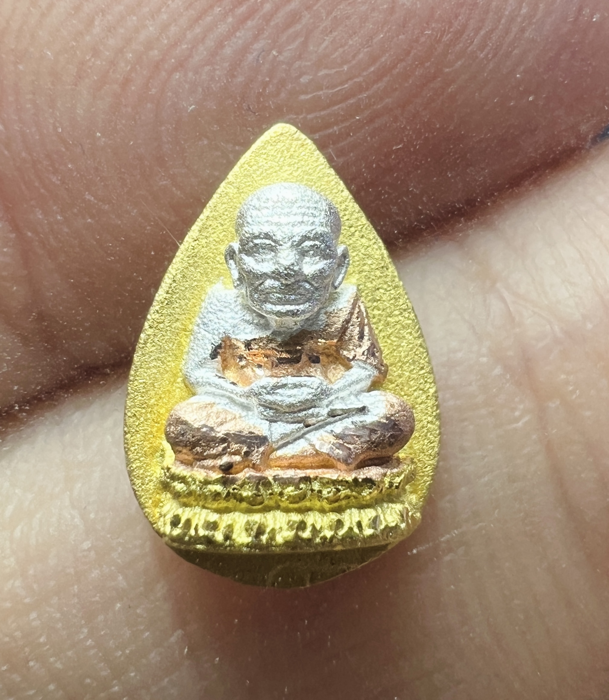 หลวงพ่อทวด พิมพ์หยดน้ำเล็ก (เนื้อเงินชุบสามกษัตริย์) Luang Pu Thuat coin (Water Drop, 3 K color) SKU-01989