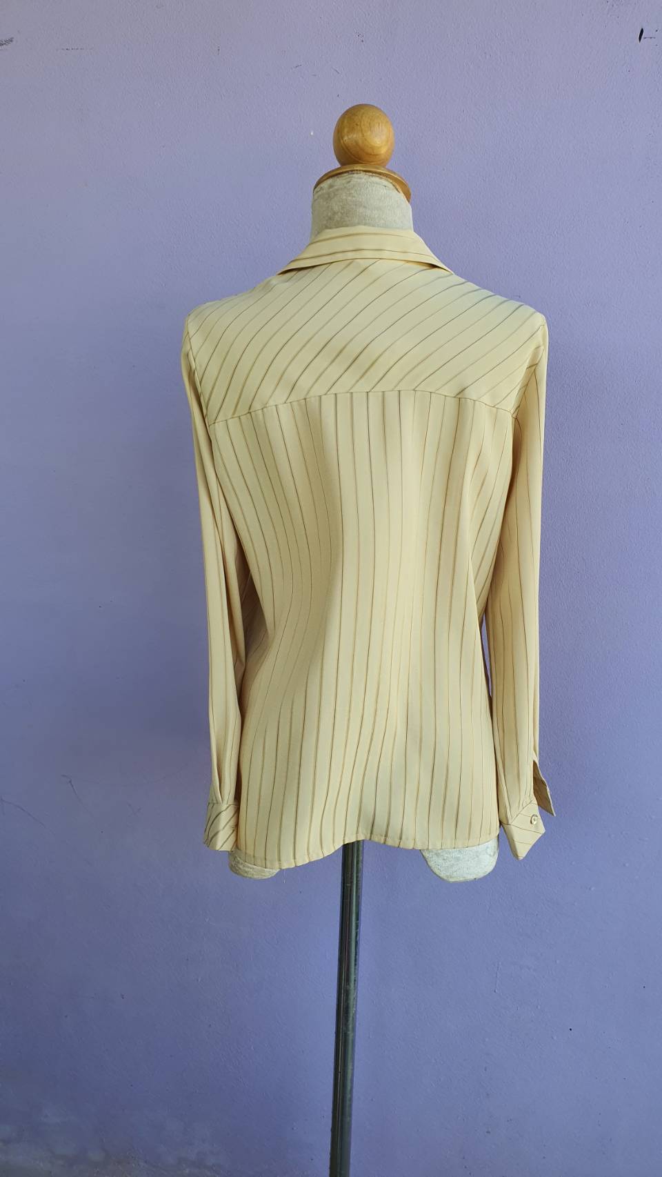 FF02866 เสื้อเชิ้ต สีครีม ลายทาง มือสอง อก 35ื นิ้ว