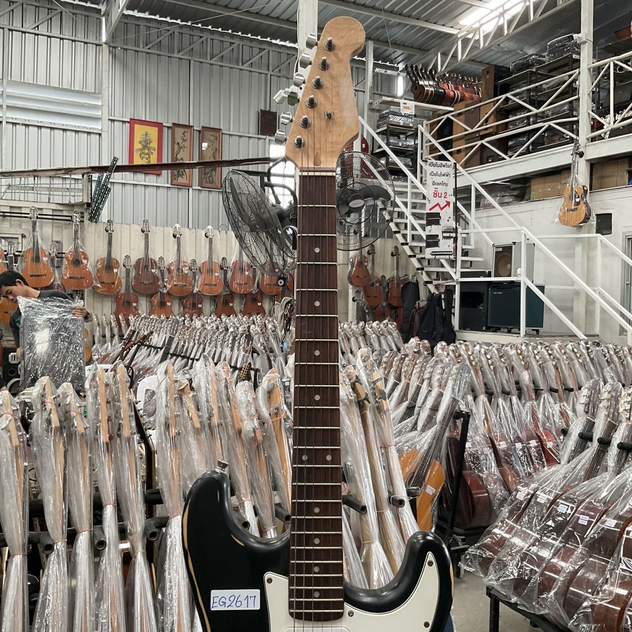 กีต้าร์ไฟฟ้า ยี่ห้อตามภาพ