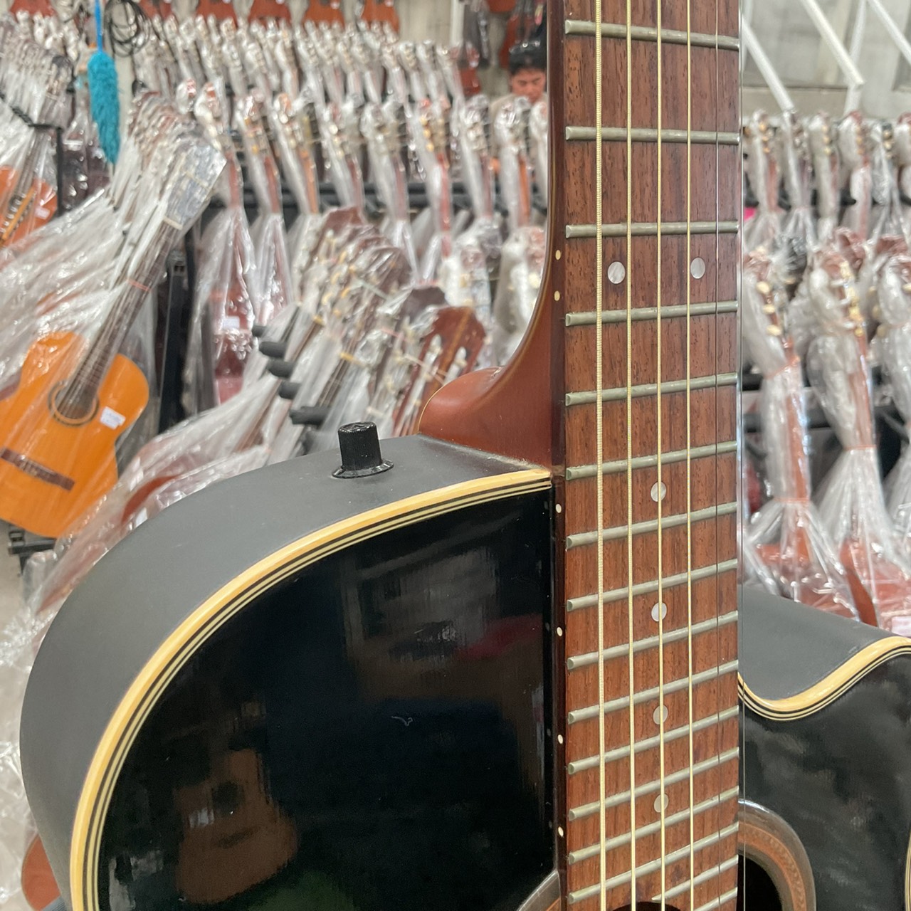 กีต้าร์โปร่งไฟฟ้า YAMAHA : APX-6S