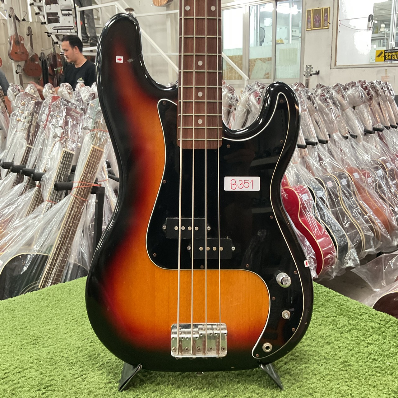 กีต้าร์เบส HOLLY : SPLENDOR