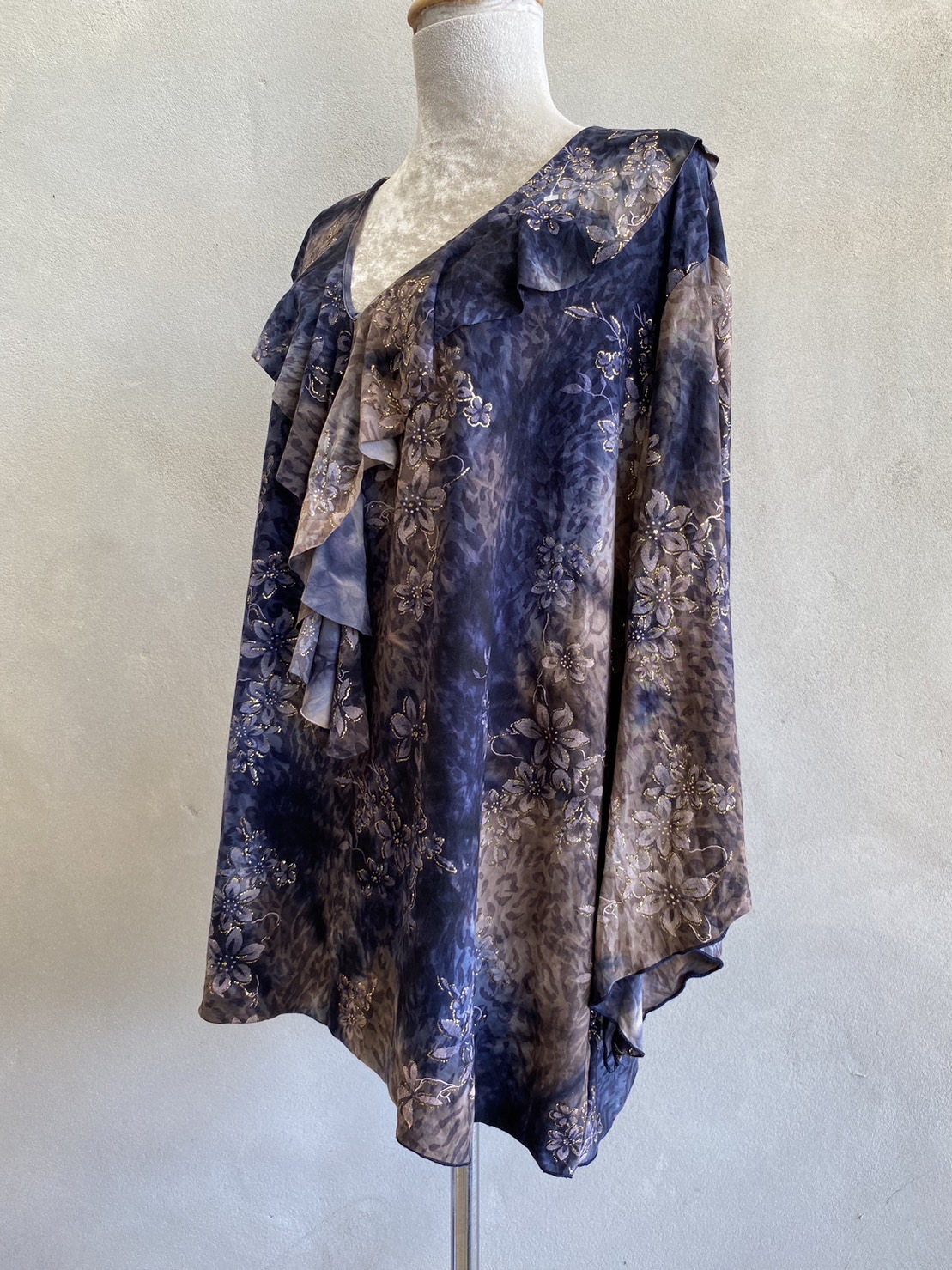 ขายแล้วจ้า FF04888 เสื้อผ้ามือสอง ลวดลายสวย สีน้ำตาลเทาดำ อก 56-62 นิ้ว