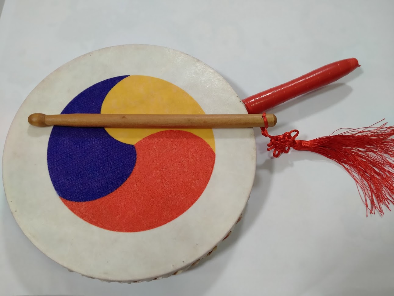 กลองเกาหลีสำหรับฟ้อนรำพื้นบ้านพร้อมไม้ตีกลอง 한국 민속 무용 드럼 Korean Folk Dance Drum (แบบ B)