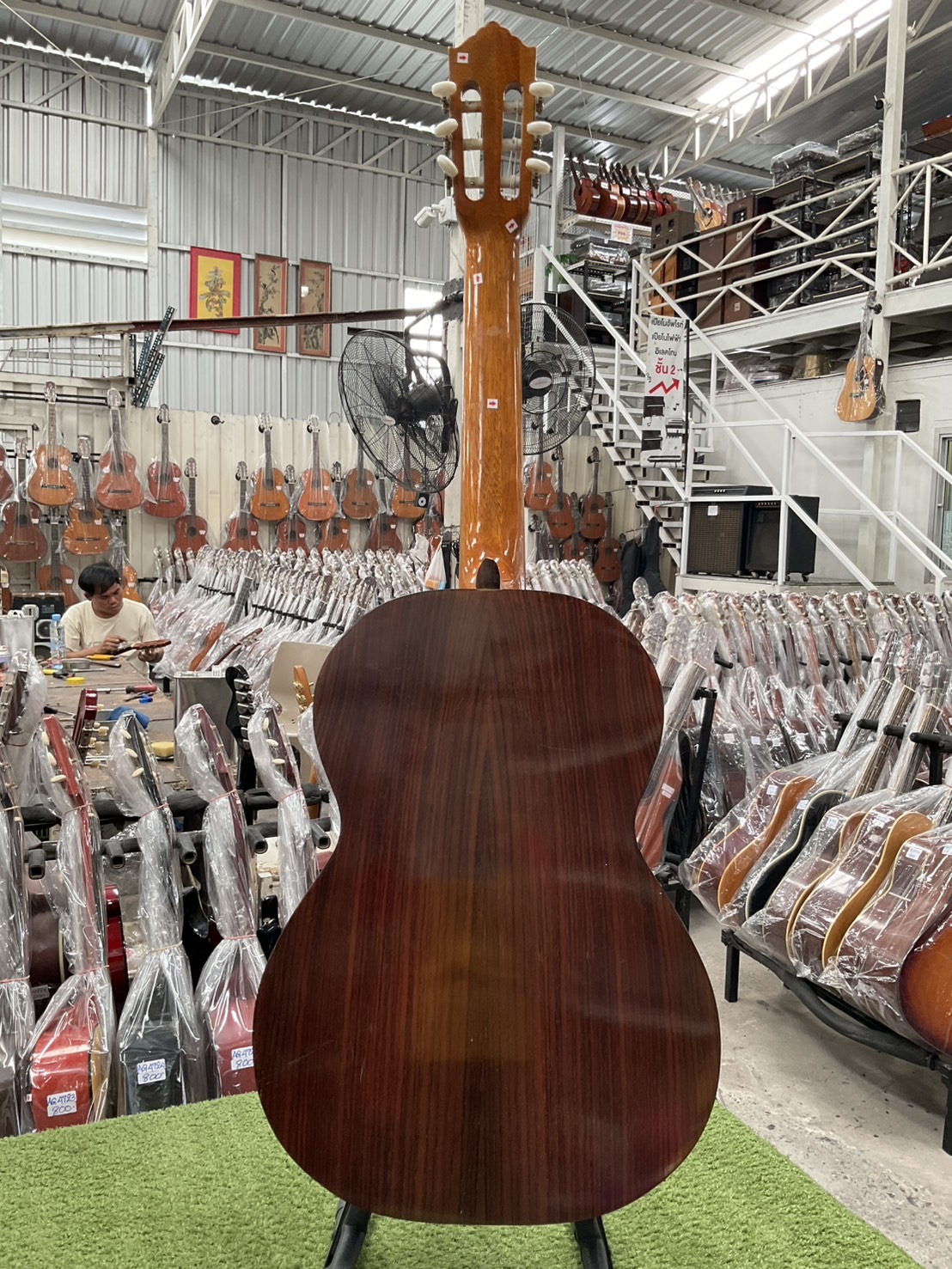 กีต้าร์คลาสสิค ยี่ห้อตามภาพ