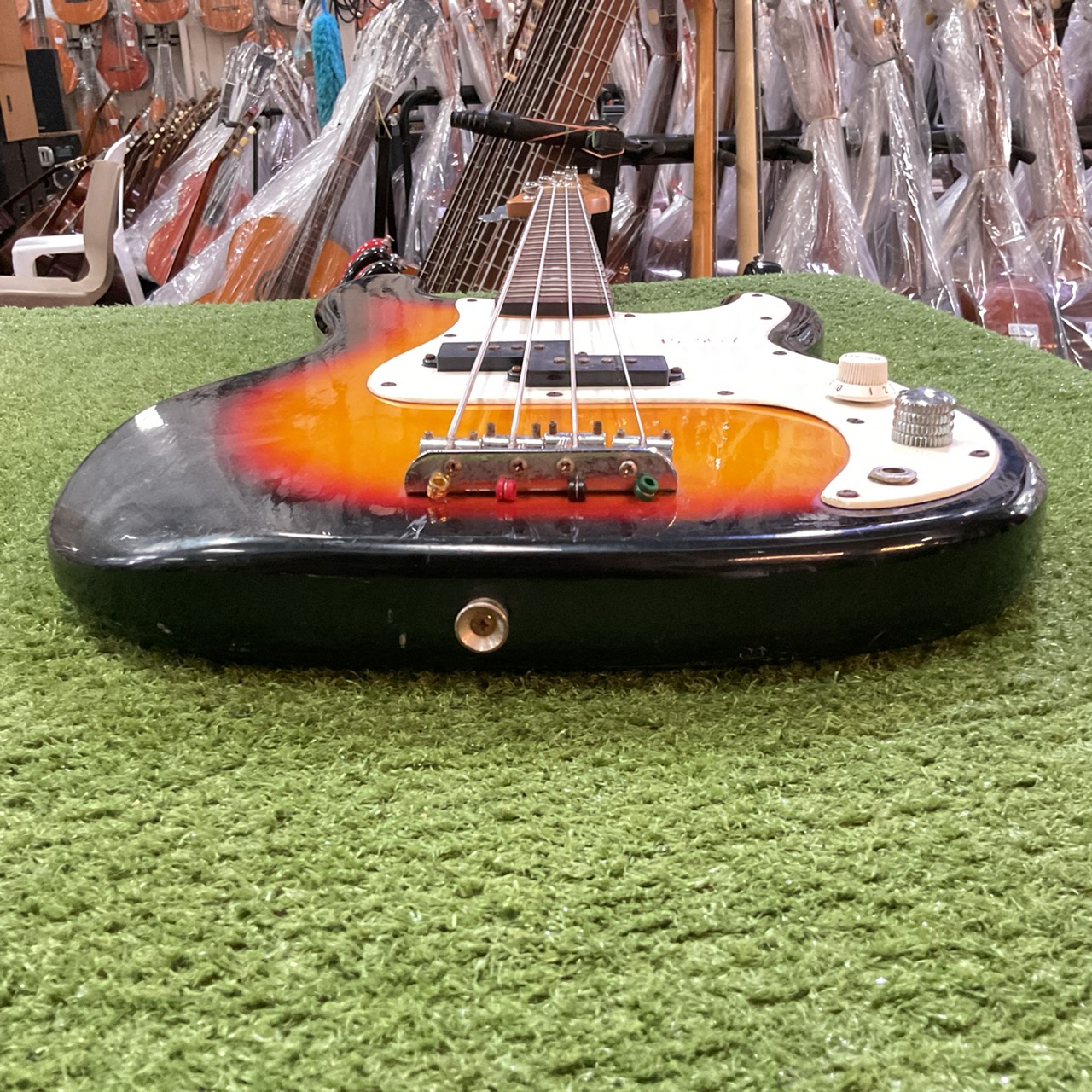 กีต้าร์เบส Legend