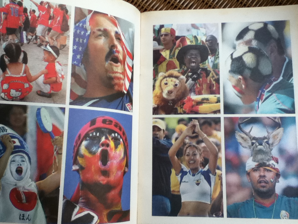 คู่มือฟุตบอลโลกอย่างเป็นทางการ ฉบับพรีวิว 2002 FIFA WORLD CUP KOREA JAPAN และ รวมภาพสีสันบอลโลก