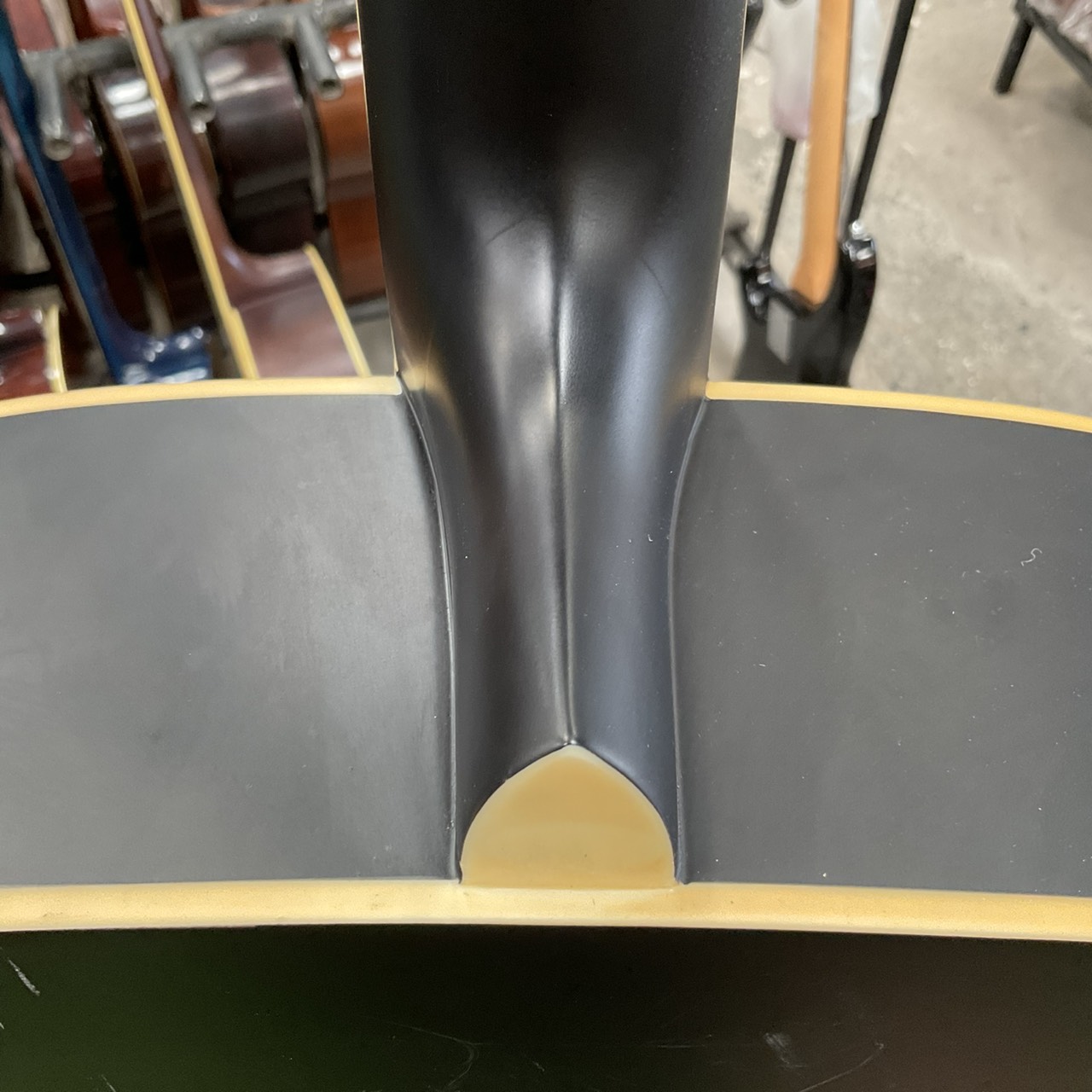 กีต้าร์โปร่ง HONEY BEE : W-15M BK