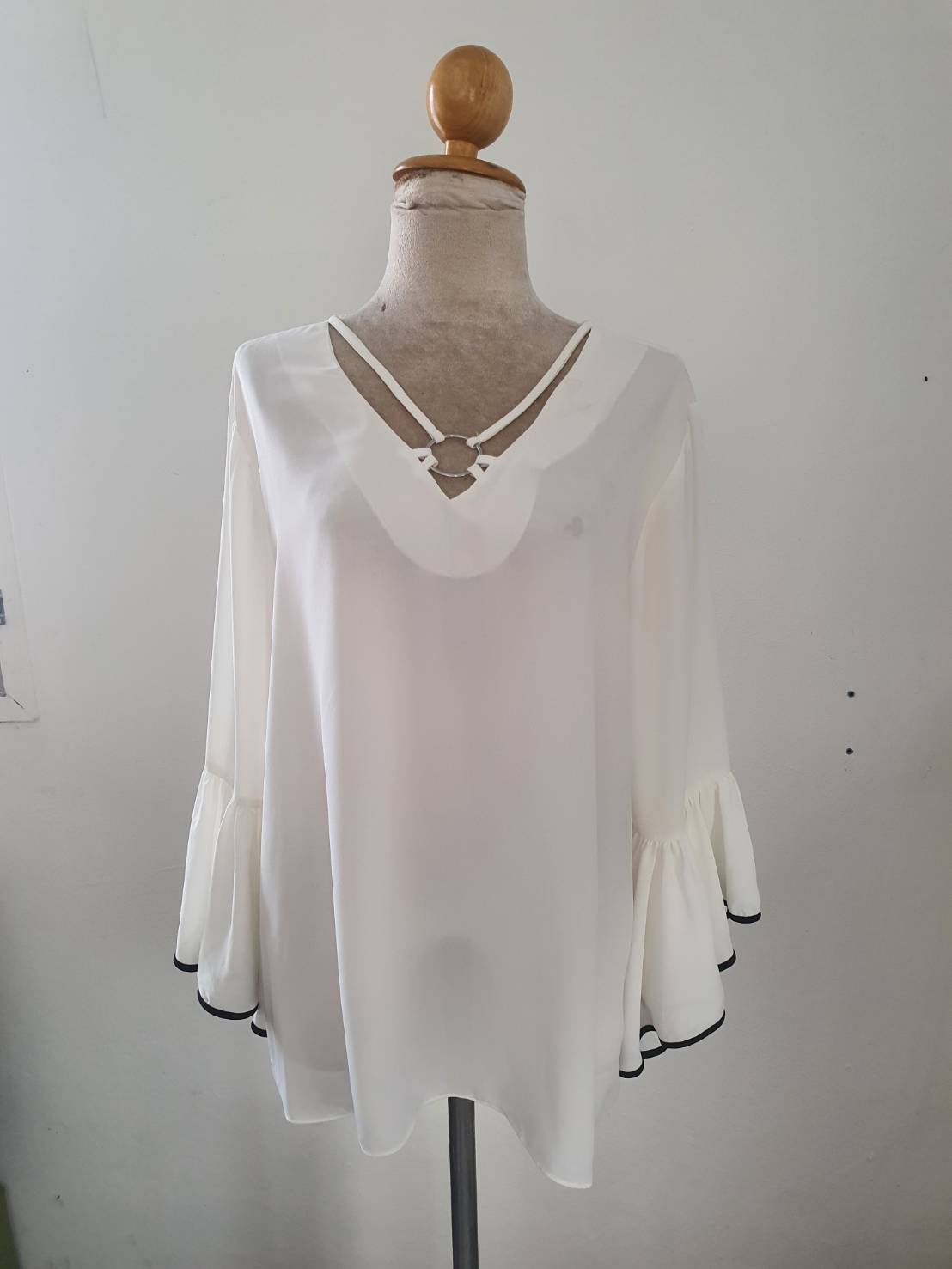 FF05759 เสื้อผ้ามือสอง สีขาว ชีฟอง อก 46 นิ้ว