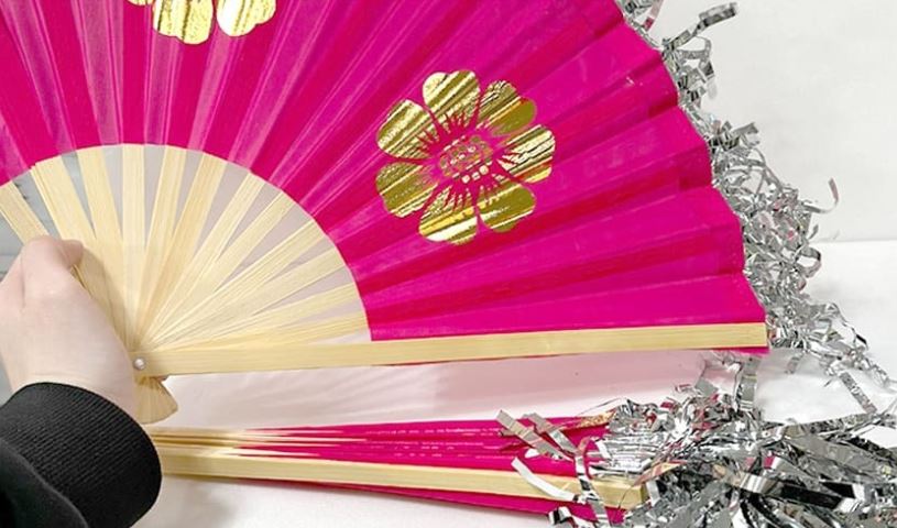 พัดฟ้อนรำเกาหลี พัดฟ้อนรำพื้นบ้านเกาหลีปลายพัดทำจากกระดาษฟอยล์ 한국 댄스 팬 한국의 민속춤 부채, 부채의 끝부분은 호일 종이로 되어 있습니다 Korean Dance Fan Korean Folk Dance Fan [The Tip of the Fan is Made of Foil Paper]