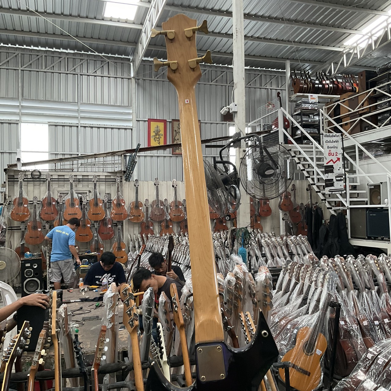 กีต้าร์เบส M