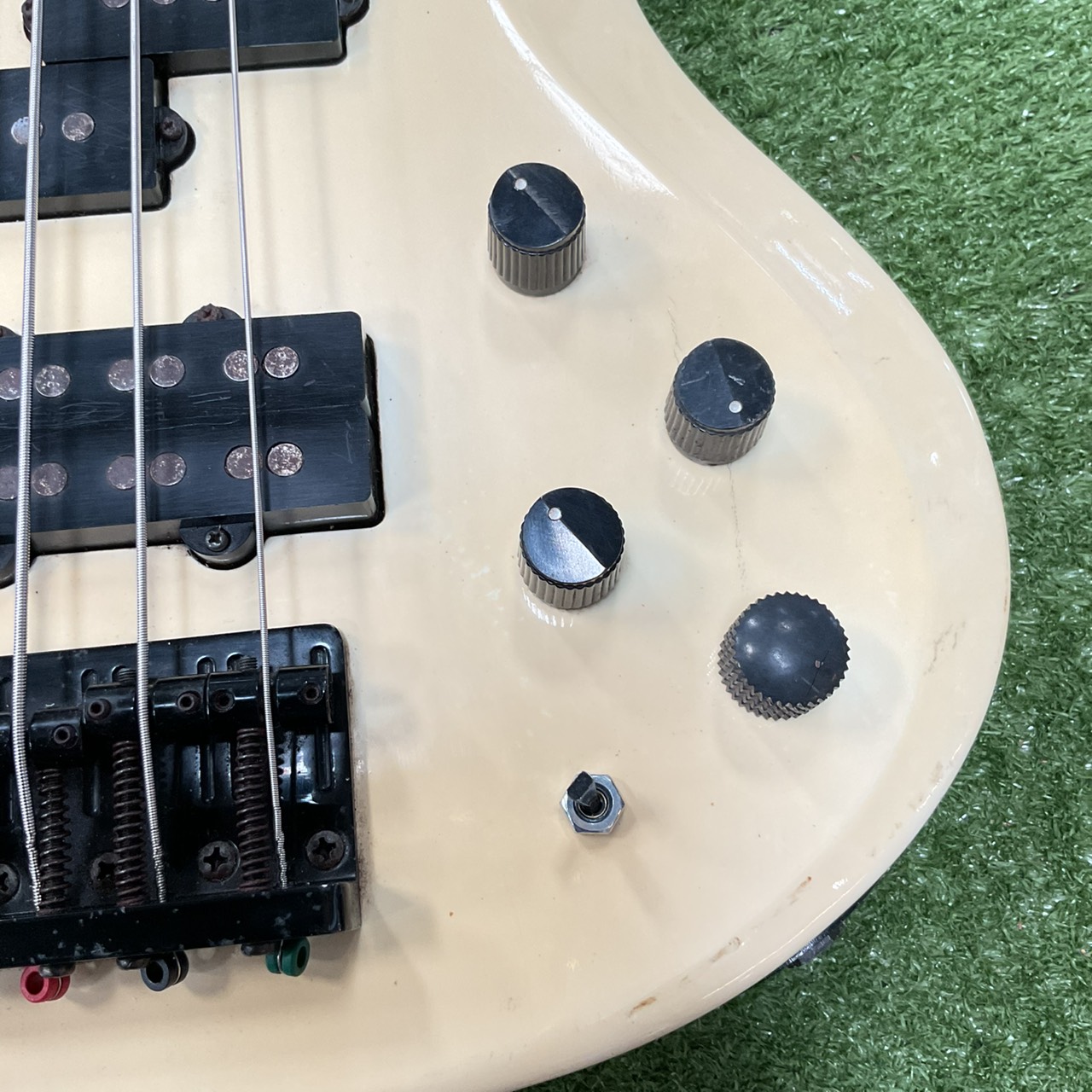 กีต้าร์เบส EDWARDS