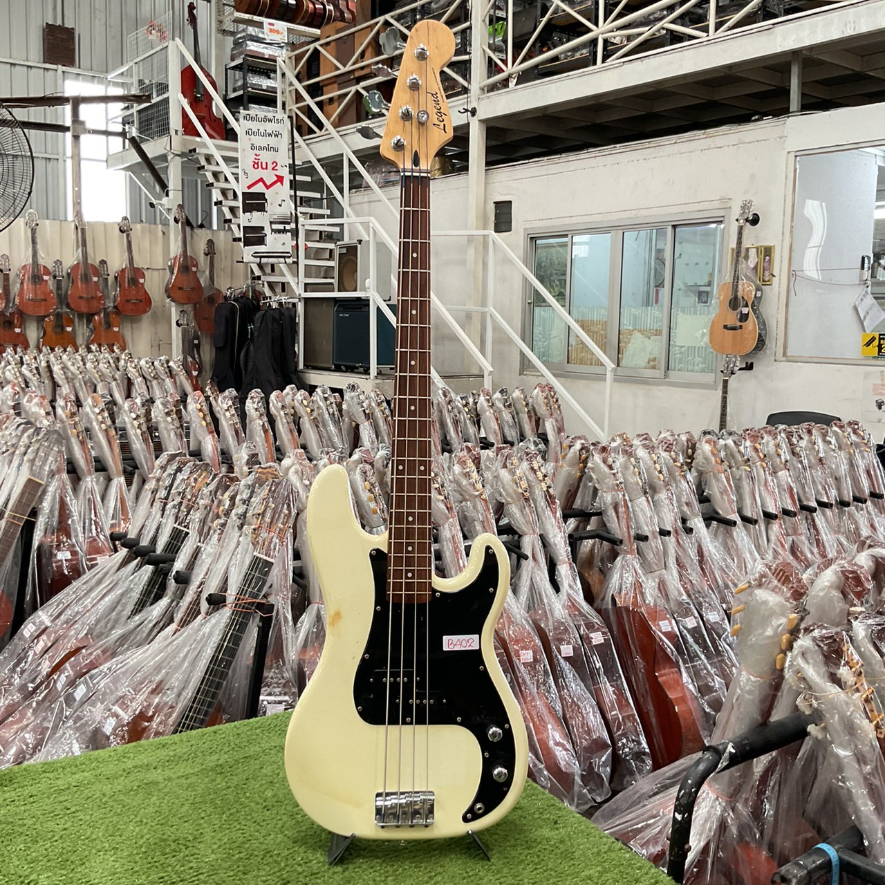 กีต้าร์เบส Legend