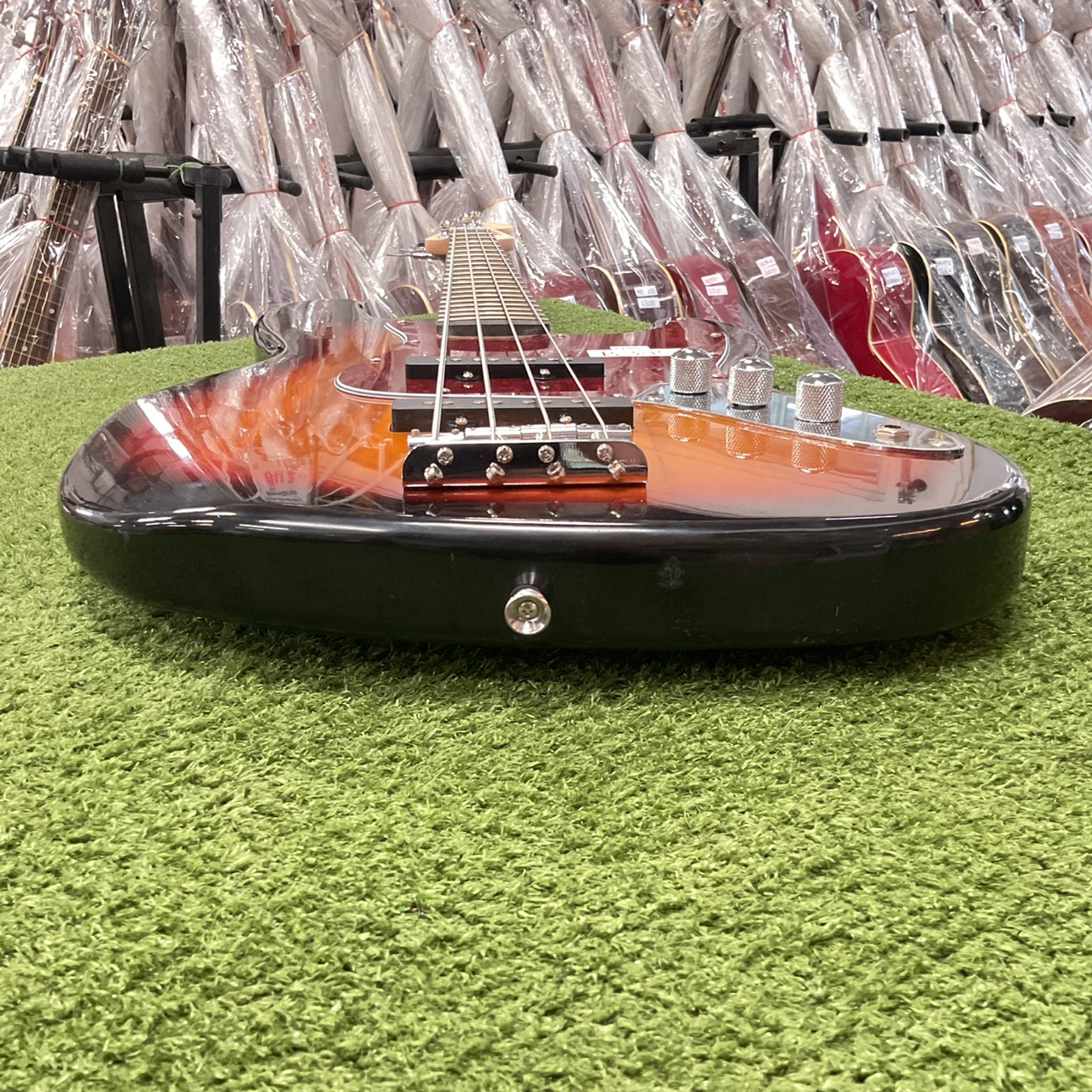 กีต้าร์เบส Gion