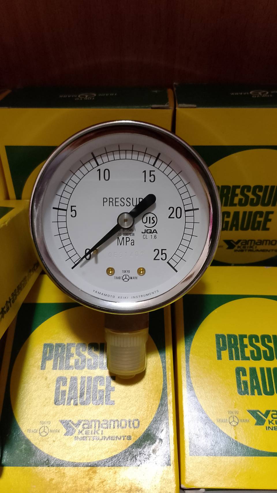 PRESSURE GAUGE : YAMAMOTO : เกจวัดแรงดัน : 25 MPA ขนาดหน้า 60 มม. เกลียว 1/4R