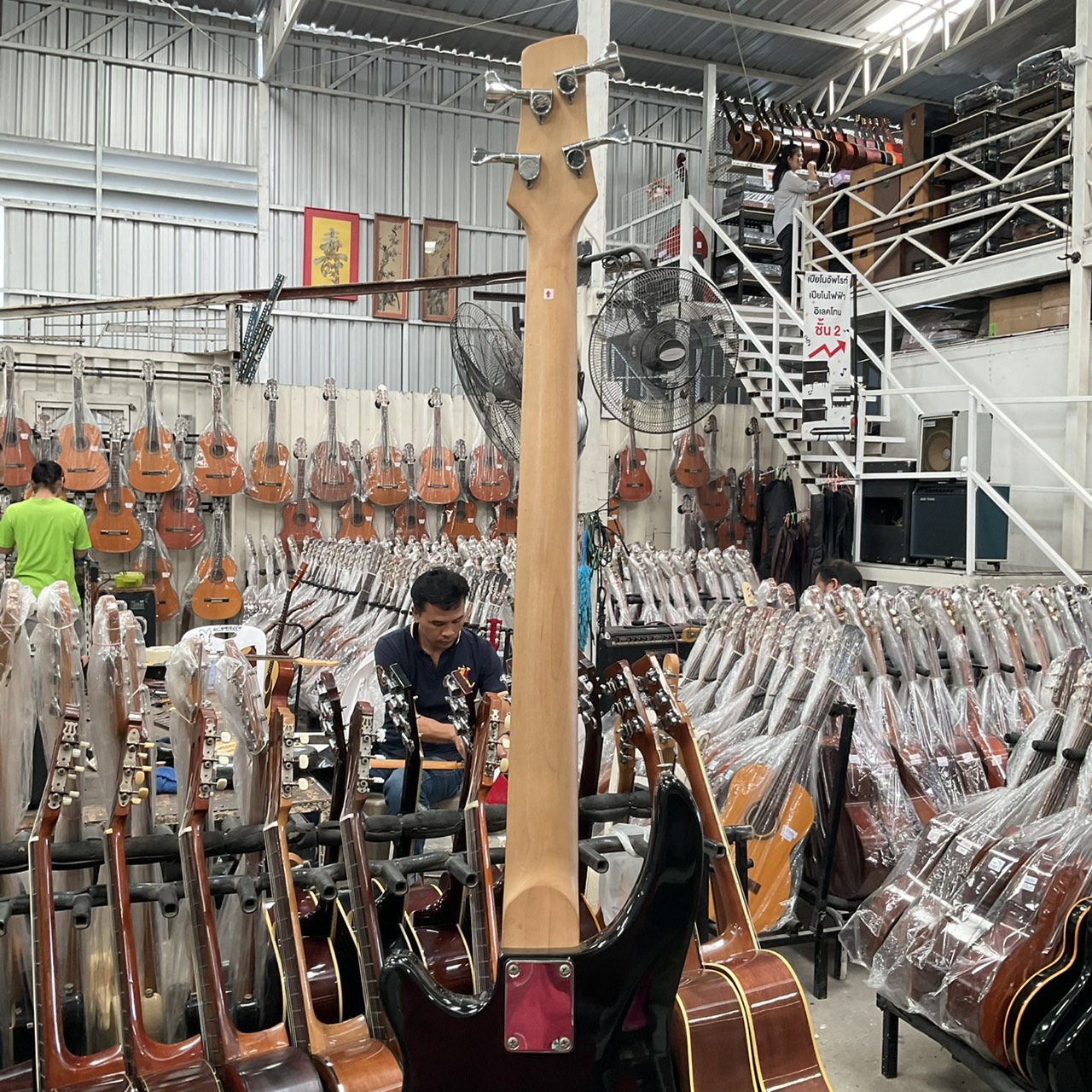 กีต้าร์เบส BUSKER'S