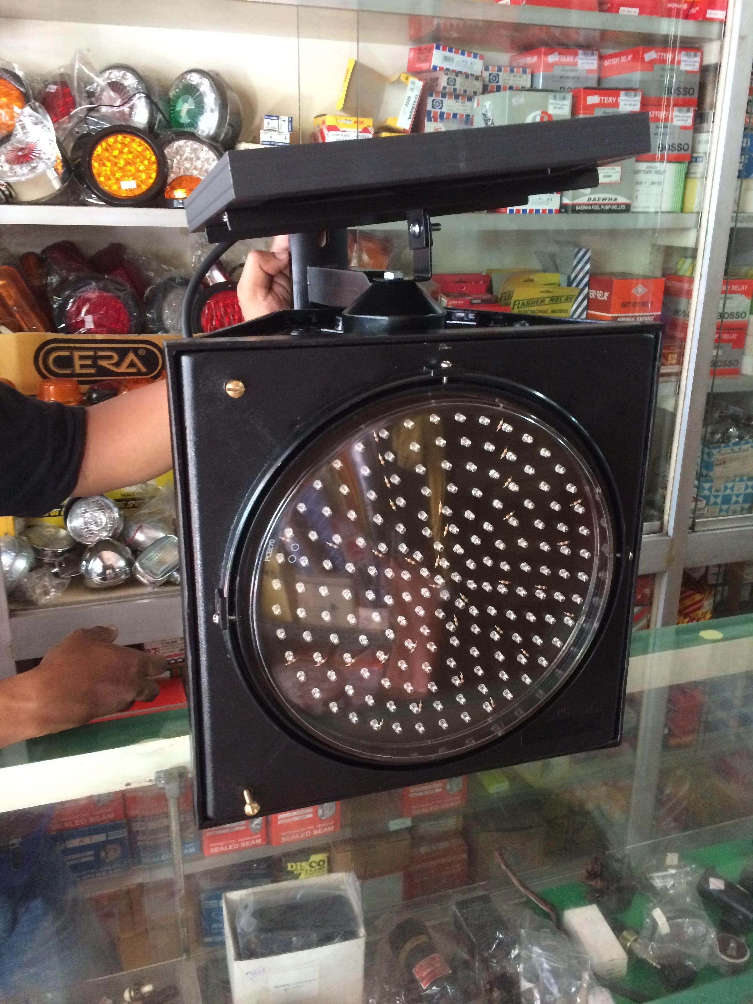 ไฟจราจร LED โซลาร์เซล พลังงงานแสงอาทิตย์ ขนาด 200 300 mm สี แดง เหลือง เขียว