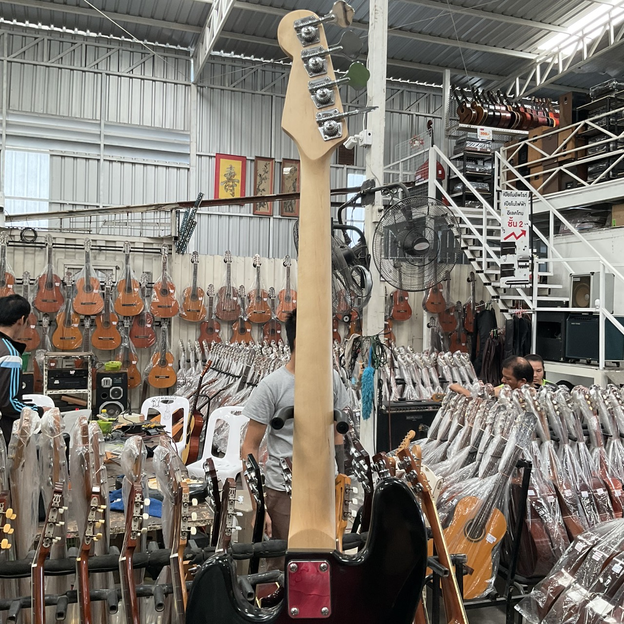 กีต้าร์เบส Gion