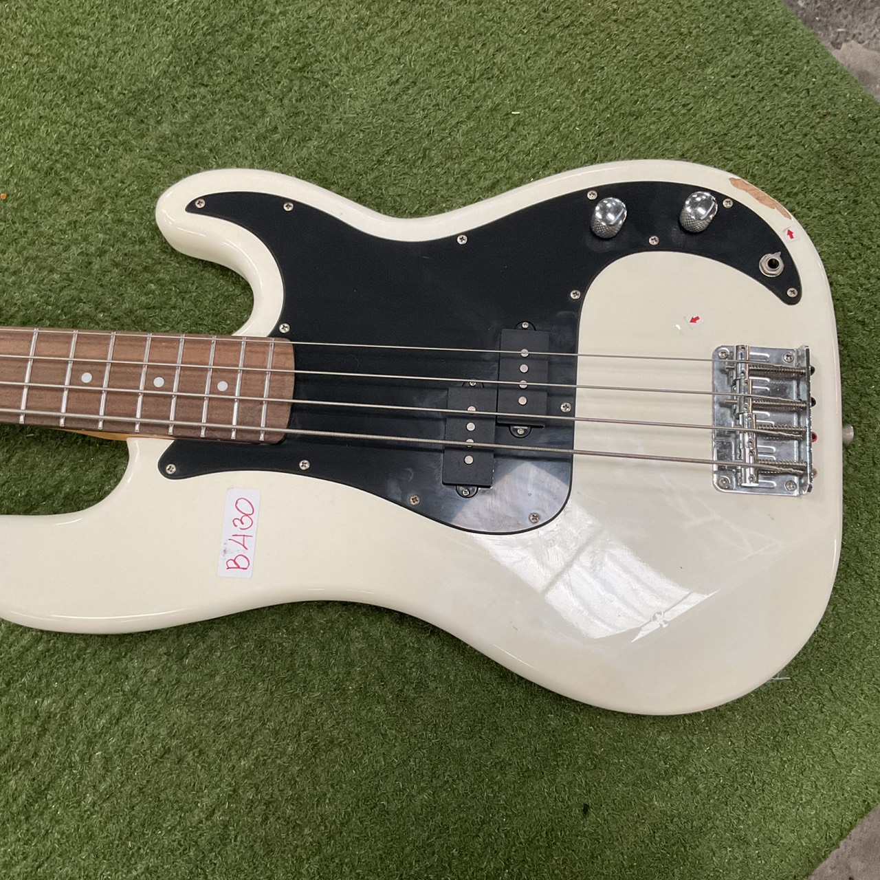 กีต้าร์เบส BUSKER'S