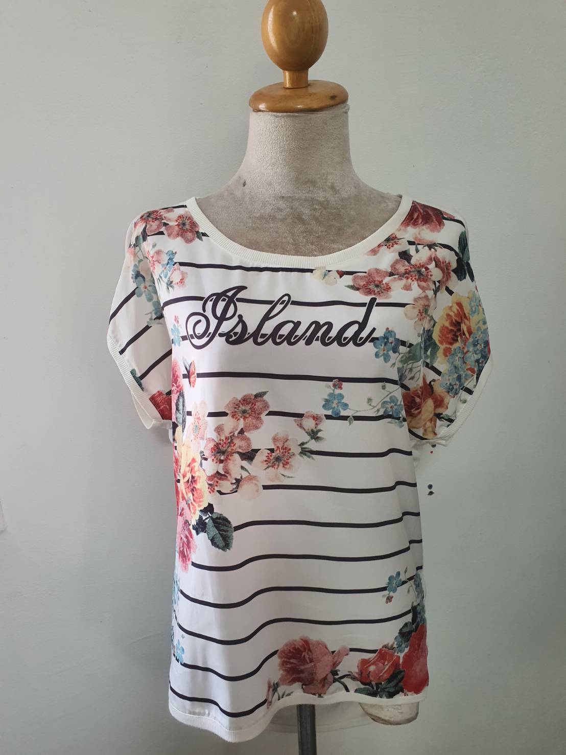 FF06306 เสื้อผ้ามือสอง ลายดอกไม้ แบรนด ์ F&F อก 36 นิ้ว