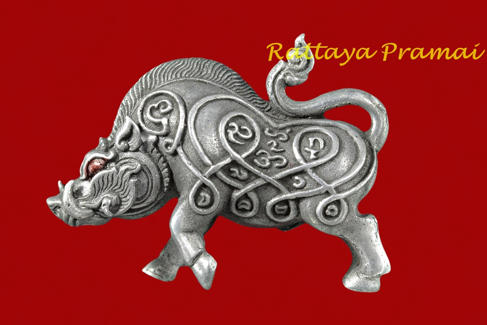 หมูกายสิทธิ์ หรือหมูยอดฉัตร รุ่นแรก ครูบาออ ปัณฑิต๊ะ เนื้อแร่เงินยวง