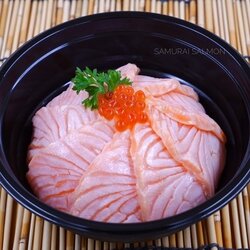 ข้าวหน้าแซลมอนเบิร์น (Grilled Salmon Don)