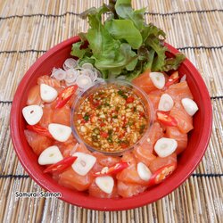 ยำแซลมอน (Spicy Salmon Salad)
