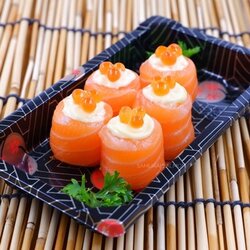 อิคุระแซลมอนโรล - Ikura Salmon Roll (5 pcs.)