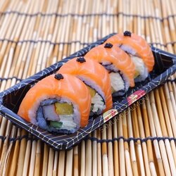 แซลมอนโรล - Salmon Rolls (4 pcs.)