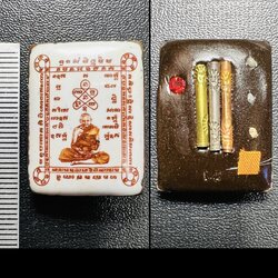 ล็อกเก็ตหลวงปู่หงษ์ (ฉากสี่เหลี่ยม, ตะกรุดสามกษัตริย์) Luang Pu Hong Locket (Square-shaped, 3 Kingdoms Takruds) SKU-01646