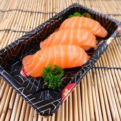 ซูชิปลาแซลมอน - Salmon Sushi (3 pcs.)