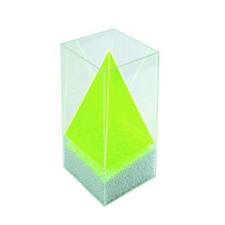 ชุดปริซึมฐานสี่เหลี่ยมจัตุรัสภายในพีระมิด