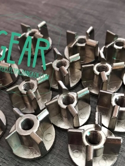 เฟืองเหล็กสี่แฉกใต้ใบมีด