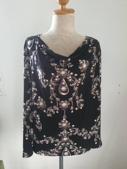 FF05854 เสื้อผ้ามือสอง คอถ่วง สีดำลายวินเทจ อก 46-50 นิ้ว