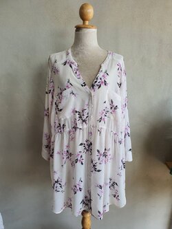 FF05124 เสื้อผ้ามือสอง ชีฟอง สีขาวลาย แบรนด์ TORRID อก 55 นิ้ว