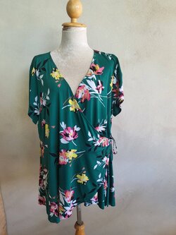 FF05057 เสื้อผ้ามือสอง สาวอวบ พลัสไซส์ สีเขียว แบรนด์ TORRID อก 46-50 นิ้ว