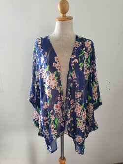 FF05866 เสื้อคลุมชีฟอง มือสอง สีน้ำเงินลายดอกไม้ อก free