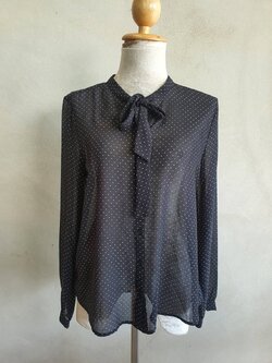 FF05048 เสื้อผ้ามือสอง ชีฟอง สีดำลายจุด แบรนด์ FOREVER21 อก 37 นิ้ว