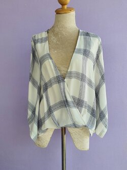 FF02856 เสื้อผ้ามือสอง ชีฟอง สรขาวลาย แบรนด์ Forever21 อก free