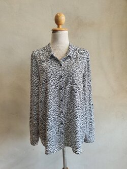 FF05105 เสื้อเชิ้ตมือสอง ลายดำขาว แบรนดฺ์ Reitmans อก 46 นิ้ว