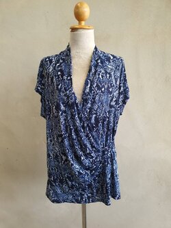 FF04925 เสื้อผ้ามือสอง สีน้ำเงินลายขาว สาวอวบพลัสไซส์ อก 44-48 นิ้ว