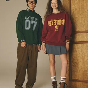 [Pre-Order] GU x Harry Potter เสื้อสเวตเตอร์ คอกลม ประจำบ้าน 2025