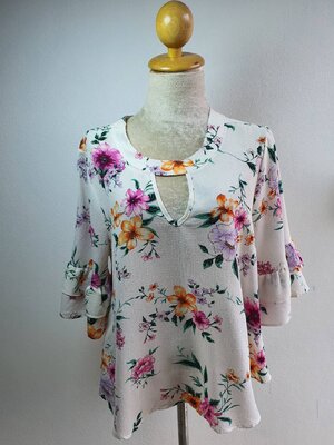 FF04142 เสื้อผ้ามือสอง ลายดอกไม้สีขาว แบรนด์ URBAN ROMANTICS อก 42 นิ้ว