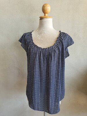 FF05127 เสื้อผ้ามือสอง สีน้ำเงินลายหัวใจ แบรนด์ LAUREN CONRAD อก 42 นิ้ว